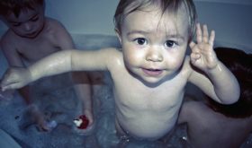 Вытряхивание воды из ушей может оказаться опасным для мозга ребенка